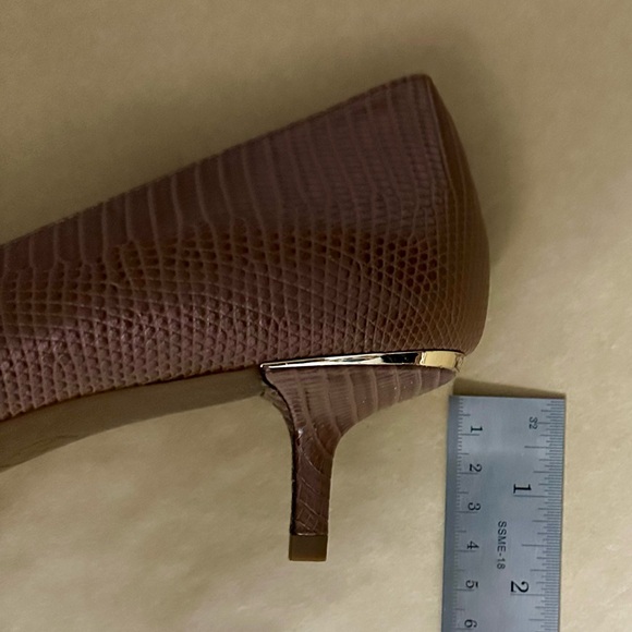 NEW Michael Kors Snake Embossed Brown Kitten Heels Pumps Size 8 - Picture 9 of 9